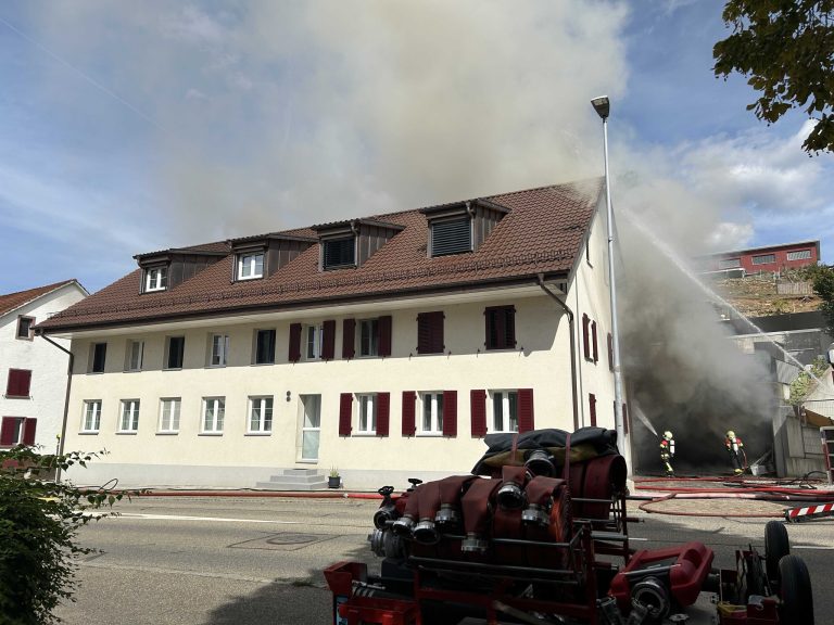 Herznach AG: Brand in Tiefgarage, Wohnungen unbewohnbar