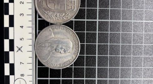 Schlieren ZH: Zoll entdeckt gefälschte Fünfliber aus Hongkong