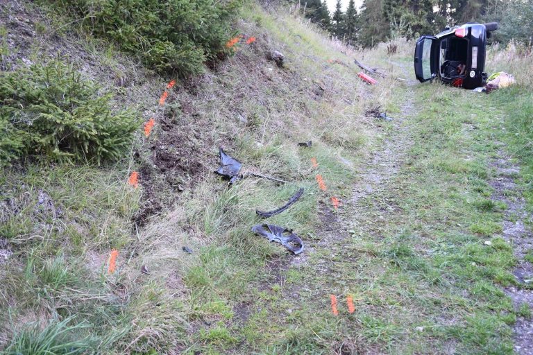 Klosters GR: Auto überschlägt sich bei Unfall, zwei Verletzte
