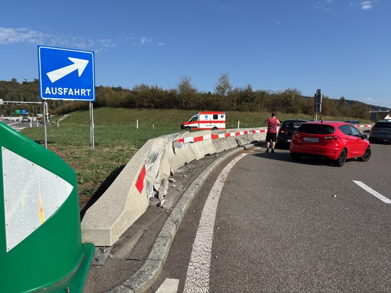 Dättwil AG: Peugeot überschlägt sich bei Unfall auf A1