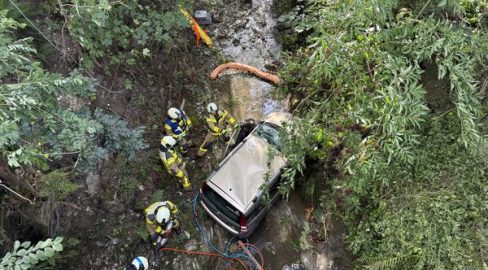 Kerns OW: PW stürzt in Bach, Lenker (75) nach Unfall im Spital