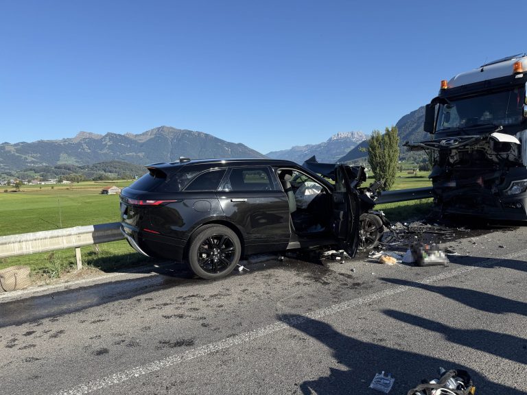 Tuggen SZ: Frau bei Unfall mit LKW lebensbedrohlich verletzt