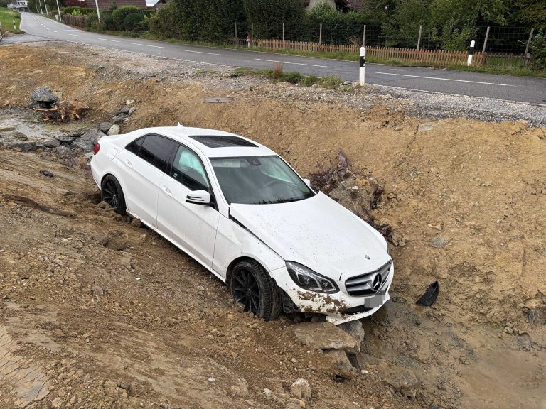 Reinach AG: Mercedes landet nach Unfall im Bachbett