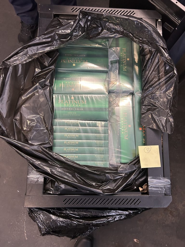 Kloten ZH: 584'000 Zigaretten in Computerracks versteckt