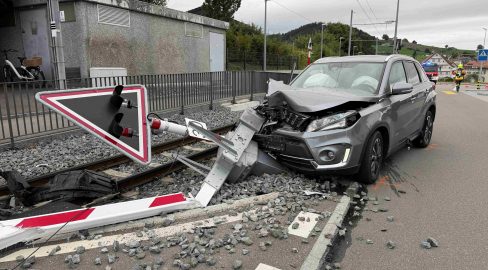 Speicher AR: Lenker (70) baut Unfall an Barriere: 4 Verletzte