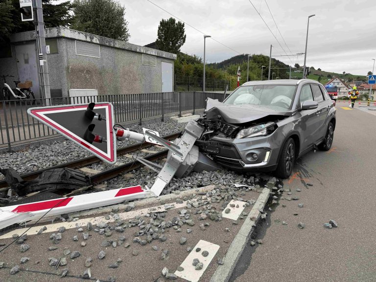 Speicher AR: Lenker (70) baut Unfall an Barriere: 4 Verletzte