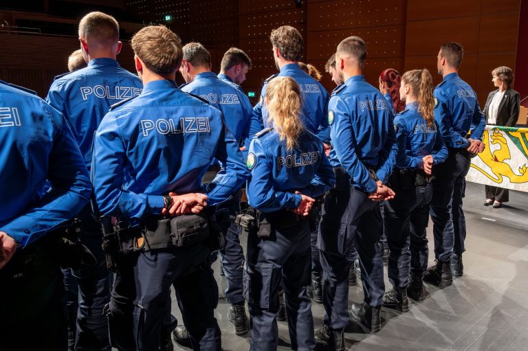 Frauenfeld TG: 31 neue Polizisten im Casino vereidigt