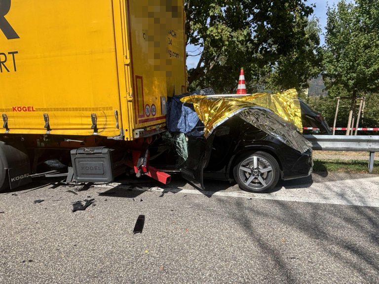 Mumpf AG: Mercedes-Lenker stirbt bei Unfall auf A3-Rastplatz