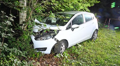 Schwarzenberg LU: Auto prallt gegen Baum, Spital nach Unfall
