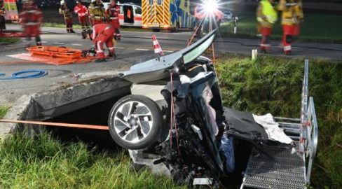 Wil ZH: PW knallt in Brücke, Lenker bei Unfall schwer verletzt