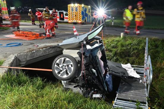 Wil ZH: PW knallt in Brücke, Lenker bei Unfall schwer verletzt