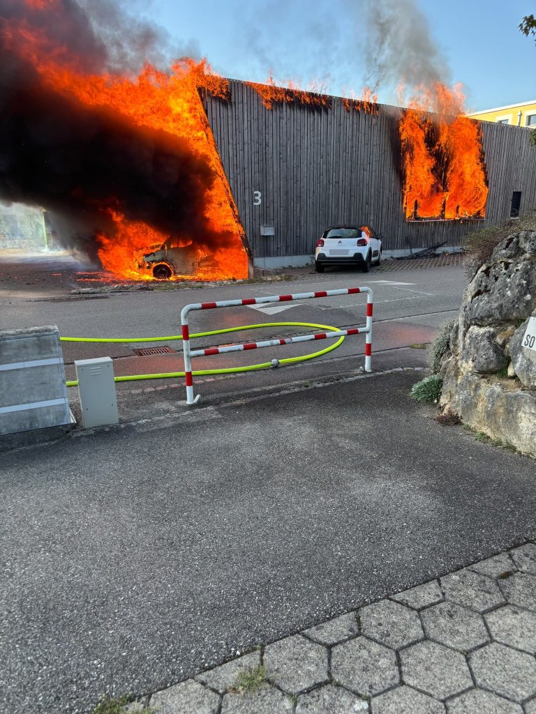 Bellach SO: Brand zerstört Firma, Person tot geborgen