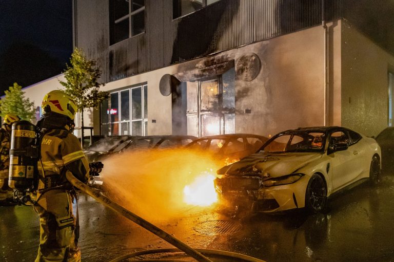 Baar ZG: Vier Autos in Brand, Feuerwehrmann verletzt