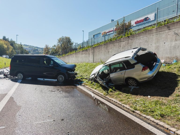 St. Gallen SG: Frontal-Crash, Mann bei Unfall schwer verletzt