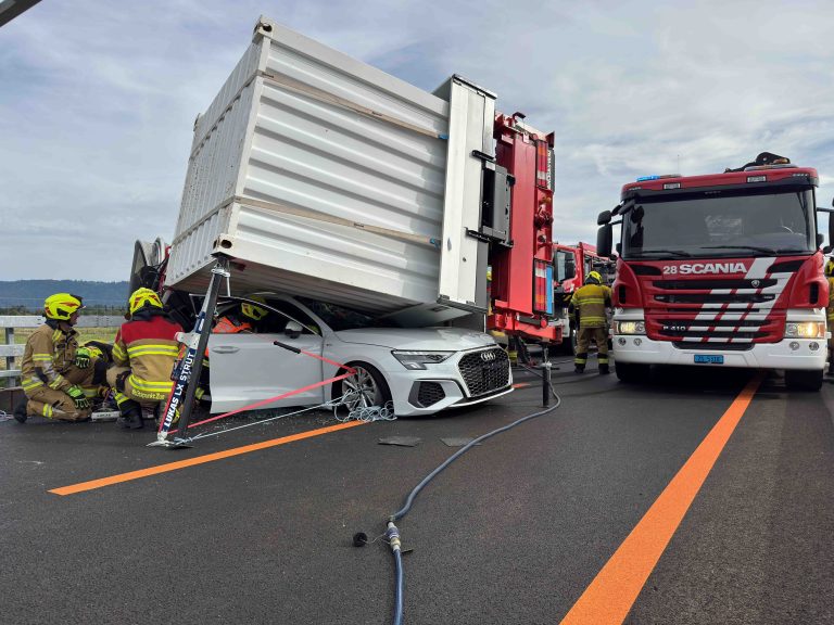 Hünenberg ZG: LKW kippt bei Unfall auf A4, Frau schwer verletzt