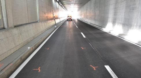 Platta GR: Unfall im Tunnel, Auto erfasst Velolenker (64)