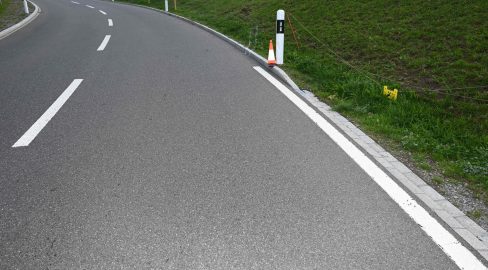 Mühlrüti SG: Töff stürzt, Lenker bei Unfall schwer verletzt