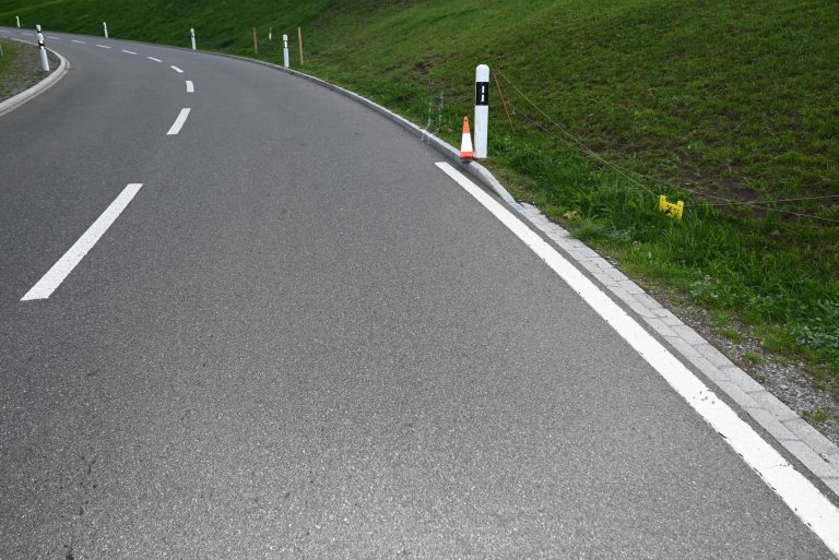 Mühlrüti SG: Töff stürzt, Lenker bei Unfall schwer verletzt