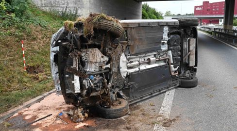 Sursee LU: Auto kippt bei Unfall auf A2, Lenkerin verletzt