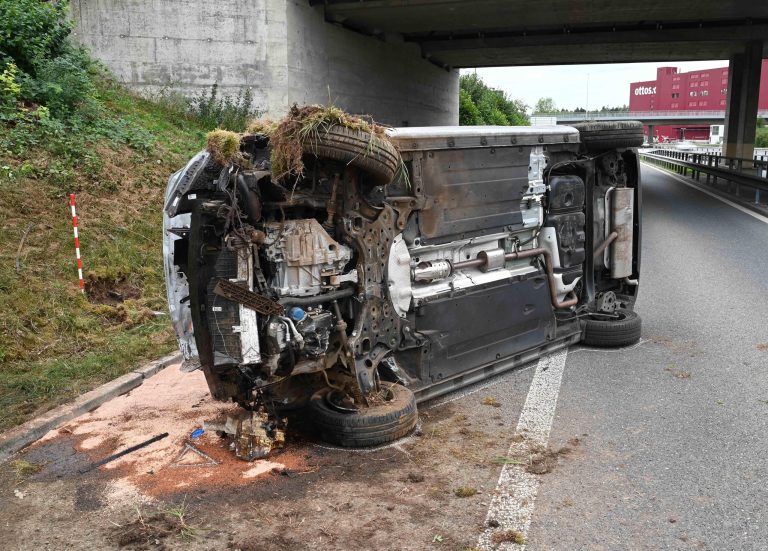 Sursee LU: Auto kippt bei Unfall auf A2, Lenkerin verletzt