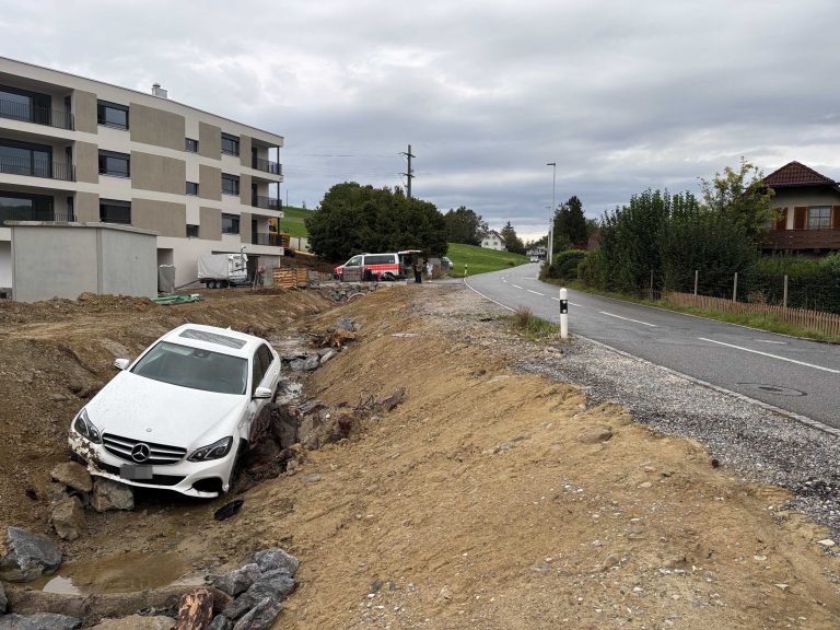 Reinach AG: Mercedes landet nach Unfall im Bachbett