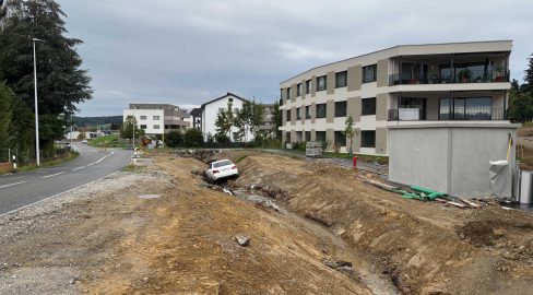 Reinach AG: Mercedes landet nach Unfall im Bachbett