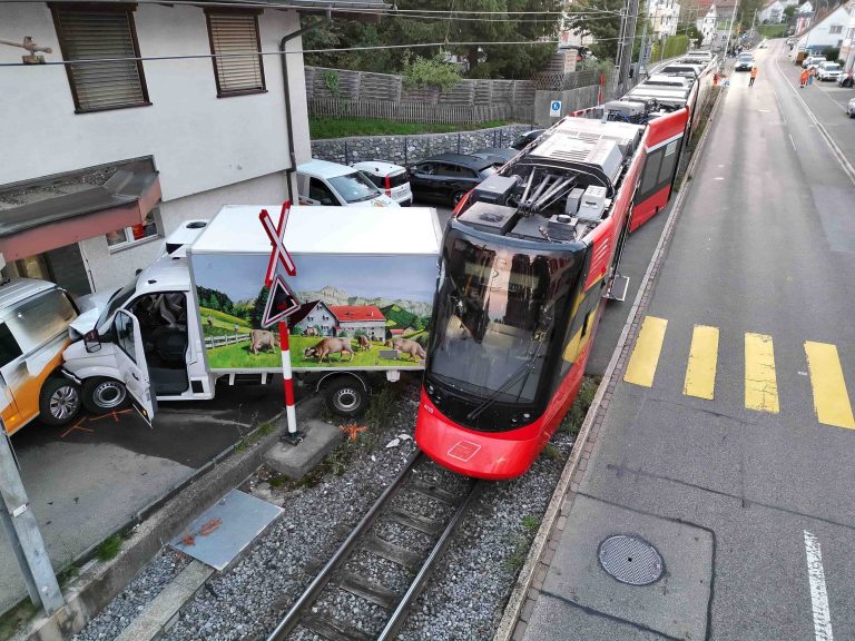 Niederteufen AR: Zug entgleist nach Unfall mit Lieferwagen