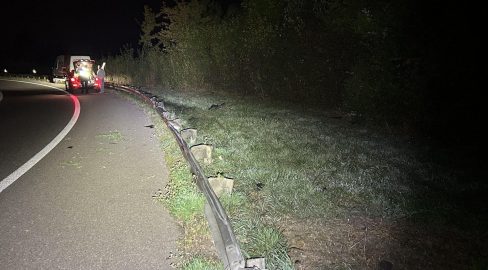 Niederlenz AG: Lieferwagen rutscht bei Unfall auf A1 auf Leitplanke