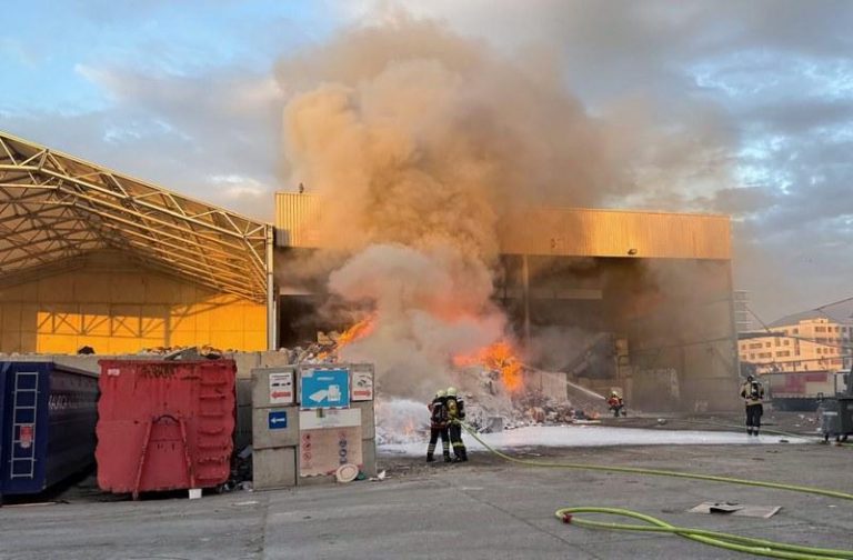 Allschwil BL: Brand bei Entsorgungsfirma sorgt für Rauch