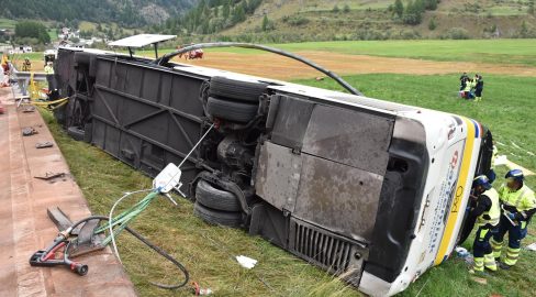 Susch GR: Tragödie mit Reisecar, fünf Tote bei Unfall