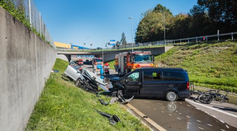St. Gallen SG: Frontal-Crash, Mann bei Unfall schwer verletzt