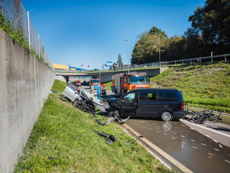 St. Gallen SG: Frontal-Crash, Mann bei Unfall schwer verletzt