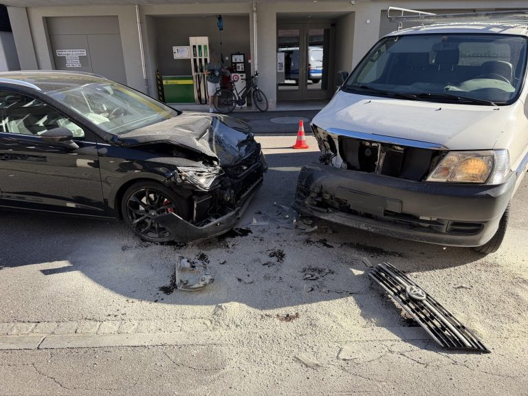 Oberegg AI: Lieferwagen übersieht Auto und baut Unfall