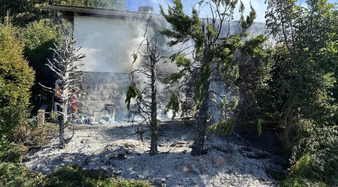 Willerzell SZ: Brand bedroht Ferienhaus, Flammen gestoppt