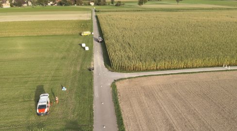 Altikon ZH: E-Bikerin (15) nach Unfall ins Spital geflogen