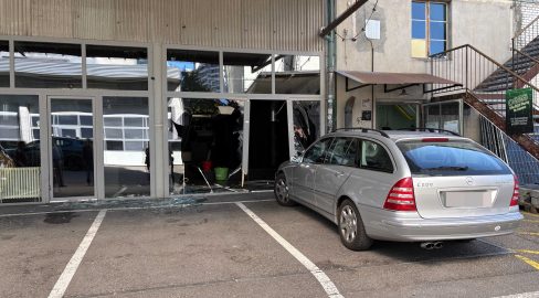 Aarau AG: Senior (85) rammt Kulturlokal: Unfall kostet Billet