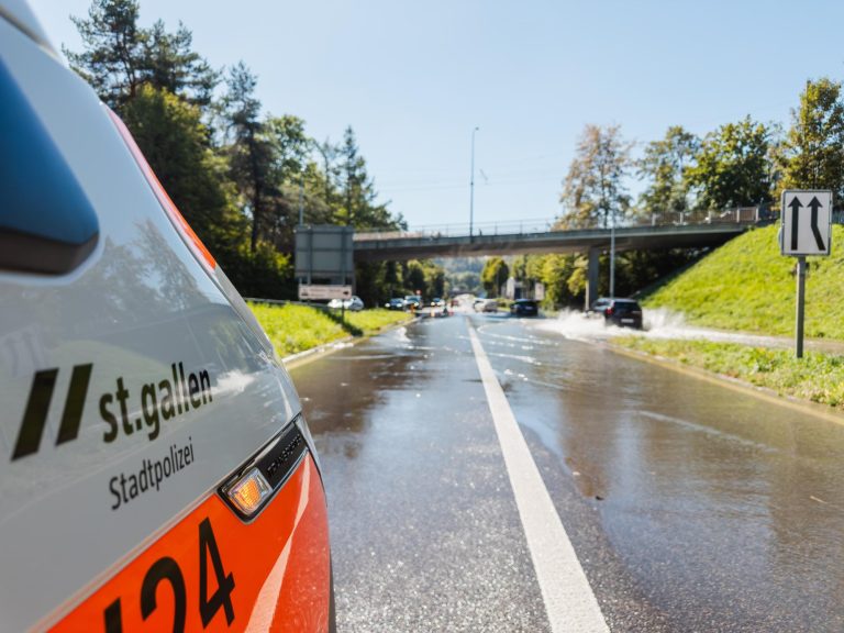 St. Gallen SG: Frontal-Crash, Mann bei Unfall schwer verletzt