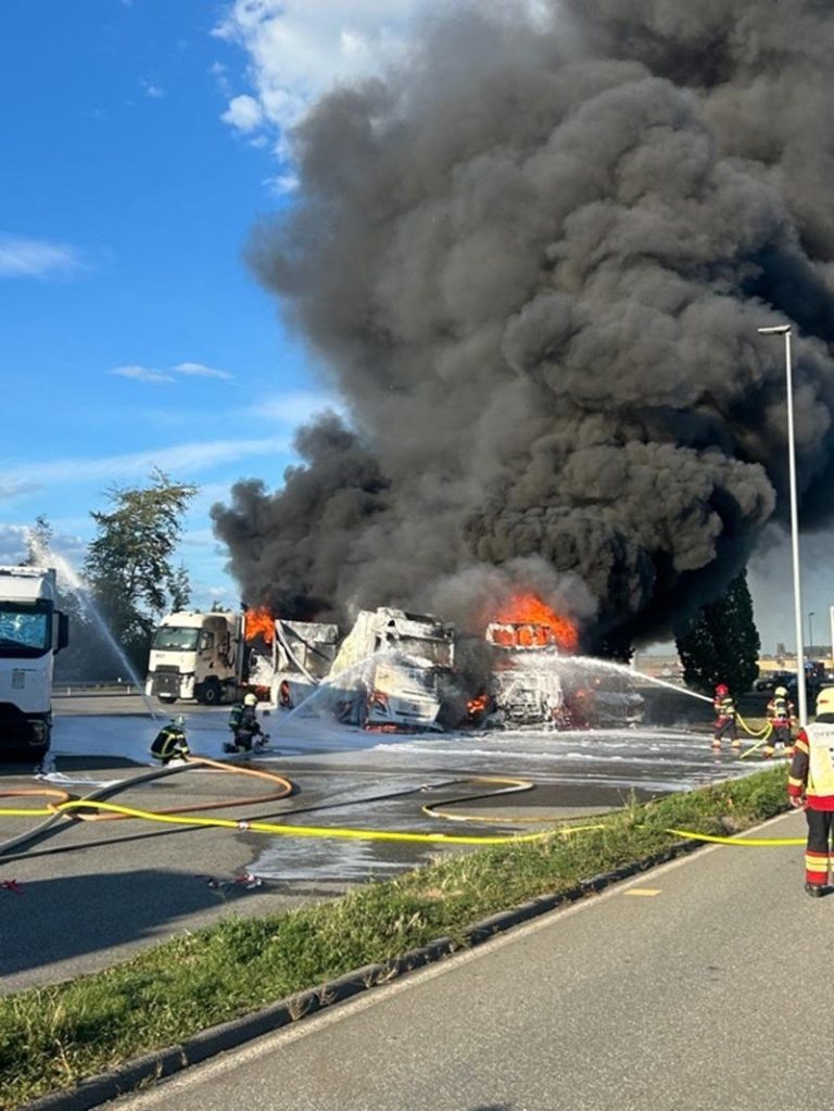 Lully FR: LKW-Brand wütet auf Raststätte, Mann verletzt