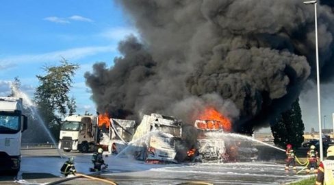 Lully FR: LKW-Brand wütet auf Raststätte, Mann verletzt