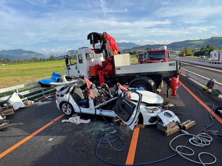 Hünenberg ZG: LKW kippt bei Unfall auf A4, Frau schwer verletzt