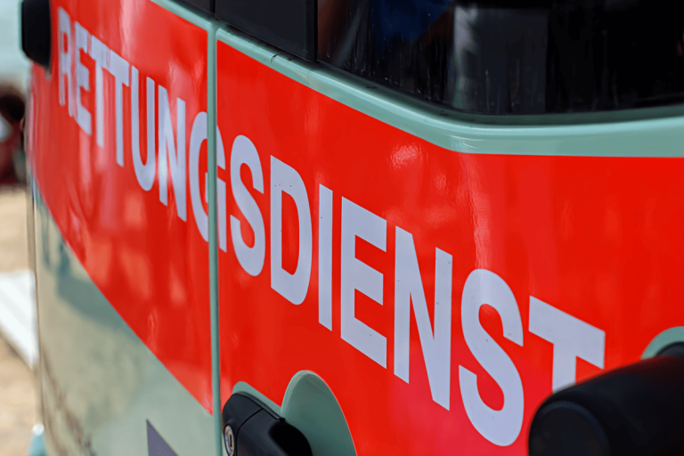 Bottmingen BL: PW erfasst Fussgänger (12) bei Unfall