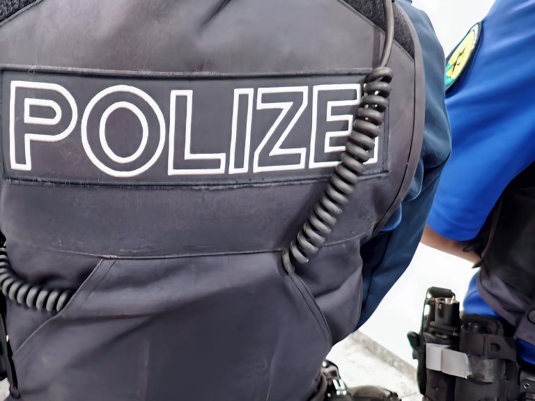 Courrendlin JU: Auto erfasst Kind, Lenker flüchtet nach Unfall