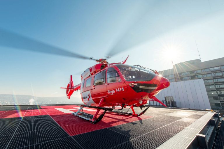 Worben BE: E-Biker bei Unfall schwer verletzt, Rega im Einsatz
