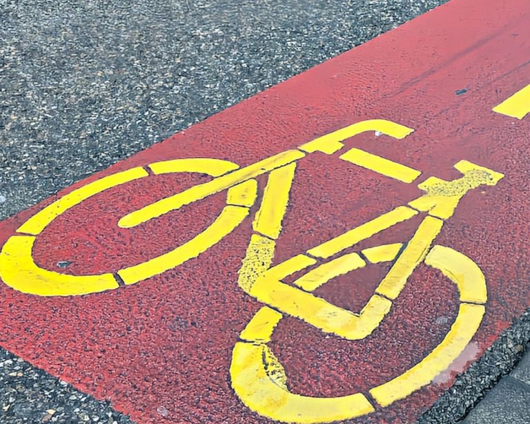 Münsingen BE: Auto erfasst Velofahrer bei Unfall, Spital