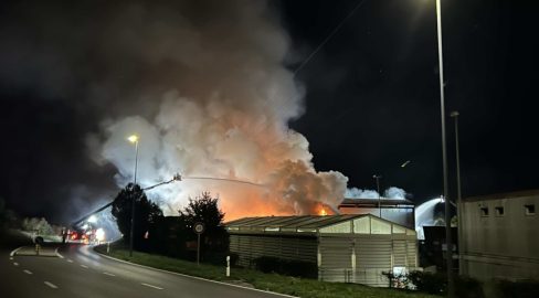 Murten FR: Brand im Recyclingzentrum, starke Rauchentwicklung