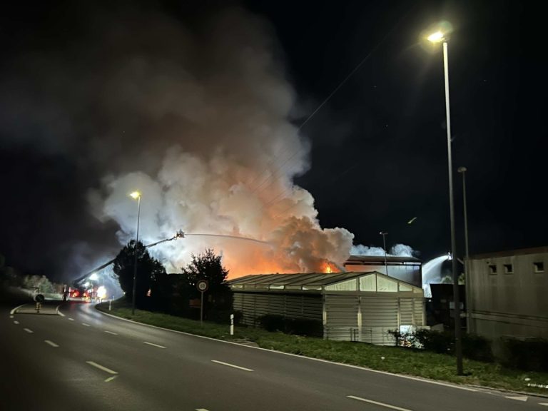 Murten FR: Brand im Recyclingzentrum, starke Rauchentwicklung
