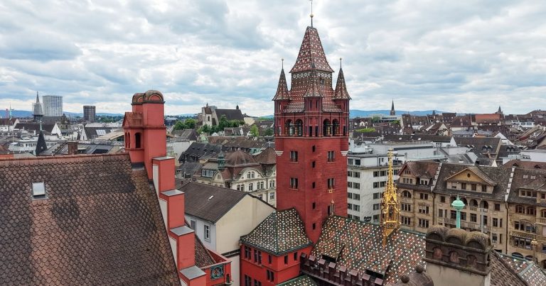 Basel BS: Fussgänger (66) bei Unfall mit Velo schwer verletzt