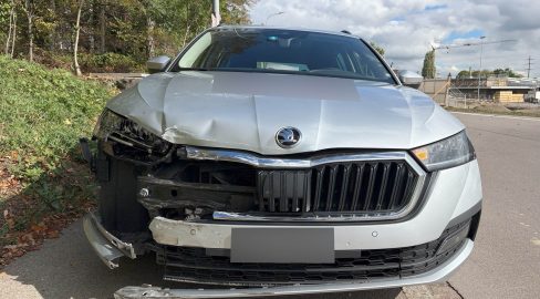 Busswil TG: Auto stürzt nach Unfall in Baugrube, Frau (63) im Spital