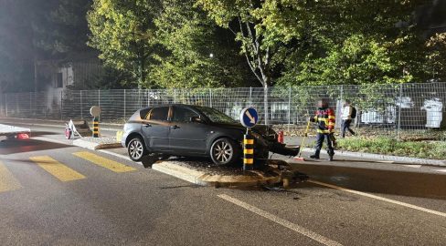 Schaffhausen SH: Auto knallt in Schutzinsel, Spital nach Unfall