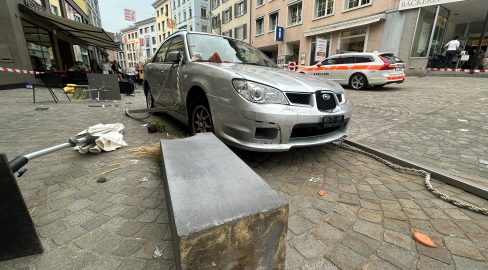 Einsiedeln SZ: Lenkerin (91) baut Unfall in Beiz: 4 Verletzte